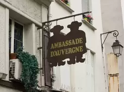 Вывеска ресторана Ambassade d'Auvergne (Посольство региона Овернь)