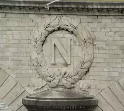 Буква N на мосту Менял в Париже (Pont au Change)