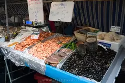 Лангустины, креветки, крабы и мидии на рынке в Париже