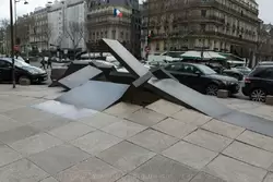 Фонтан «Ледяная пробка» (L Embâcle) в Париже - дар города Квебека - символизирует взрывы ледяных торосов весной