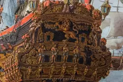 Корма корабля «Золотой лев» на картине «Встреча английского корабля «Принц» и голландского корабля «Золотой лев»» Виллем ван де Велде Старший