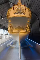 Герб Нидерландов на корме Королевский лодки в Морском музее Амстердама