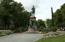 Памятник Рунебергу в парке Эспланада в Хельсинки