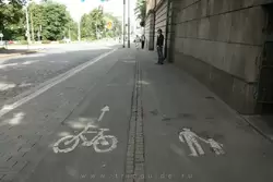 Пешеходная и велосипедная дорожка