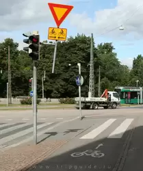 Предупреждающий знак для велосипедистов на перекрестке