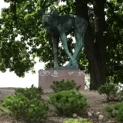 Памятник лосю
