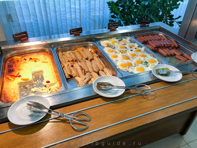 Горячее можно набирать самому как обычно — завтрак в отеле «Си Галакси» («Sea Galaxy») в Сочи