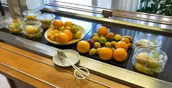 Фрукты на раздаче — завтрак в отеле «Си Галакси» в Сочи