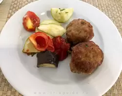 Мясная котлета и овощи на завтраке — завтрак в отеле «Си Галакси» в Сочи