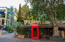 Паб «Гринвич» украшен телефонной будкой, как в Лондоне