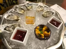 Устрицы и морской ёж в ресторане «Чайка» в здании Морского вокзала Сочи