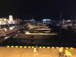 Вид на частные яхты из ресторана «Чайка» в здании Морского вокзала Сочи