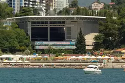 Концертный зал «Фестивальный» в Сочи — зрители верхних рядов могут наслаждаться видом на море