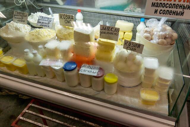 Прилавок с молочными продуктами на Центральном рынке Сочи