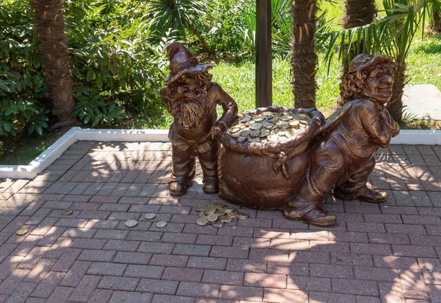 Скульптура «Гномы с мешком монет» в парке «Ривьера» в Сочи