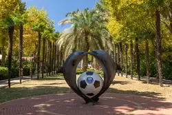 Скульптура «Дельфины с мячом» в парке «Ривьера» в Сочи