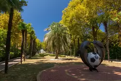 Скульптура «Дельфины с мячом» в парке «Ривьера» в Сочи