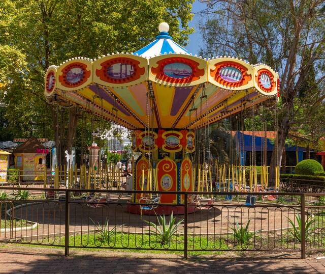 Цепочная карусель в парке «Ривьера» в Сочи