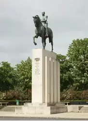 Памятник маршалу Фошу в Париже
