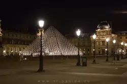 Пирамида Лувра — ночное фото
