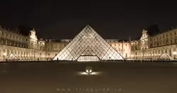 Лувр ночью фото
