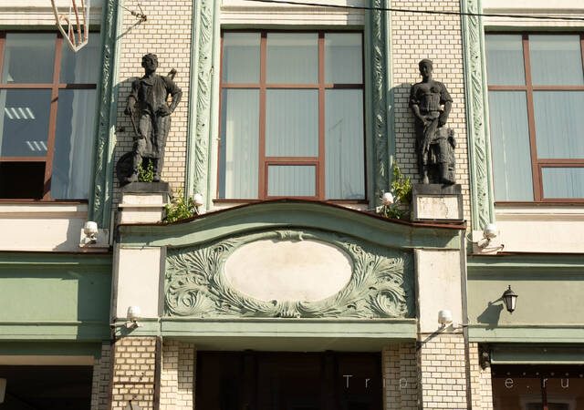 Банк Рукавишниковых, скульптуры на фасаде