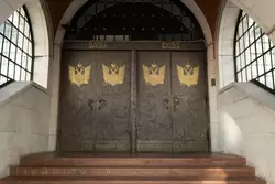 Двери обиты медной чеканкой с золоченными орлами, здание Государственного банка