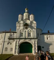 Макарьевский монастырь, надвратная церковь Архангела Михаила