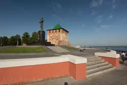 Памятник Чкалову и Георгиевская башня