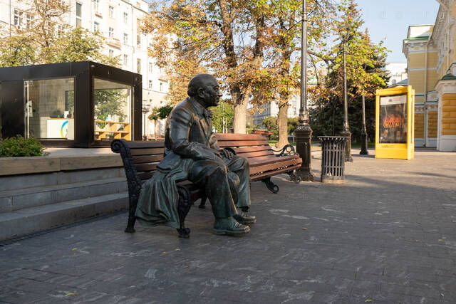 Памятник Евгению Евстигнееву в Нижнем Новгороде