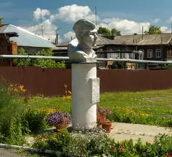 Памятник Герою Советского Союза В. Ф. Криворотову в Козьмодемьянске