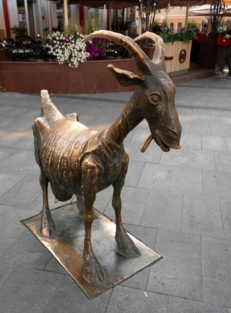 Скульптура «Весёлая коза» на Большой Покровской улице