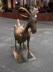 Скульптура «Весёлая коза» в Нижнем Новгороде