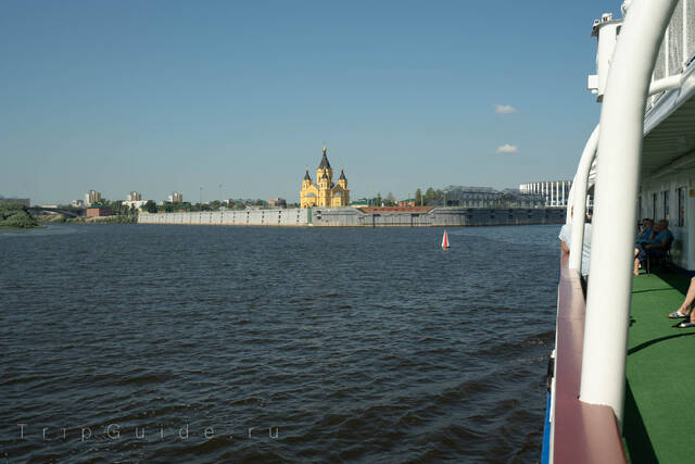 Стрелка и Александро-Невский собор  в Нижнем Новгороде