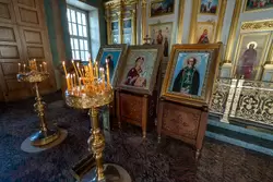 Свечи и иконы в церкви Макария Желтоводского