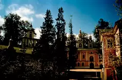 Псков, Псково-Печерский монастырь, Вид на Успенскую пещерную церковь, монастырскую колокольню и дом настоятеля
