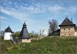 Вид на Михайловский собор через крепостную стену