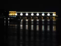 Плотина Угличской ГЭС ночью