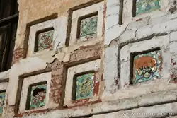 Изразцы на стенах церкви