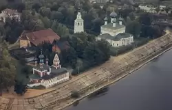 Ансамбль кремля. Церковь Дмитрия «на крови» (на переднем плане) и Спасо-Преображенский собор с колокольней (на заднем плане)