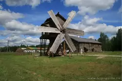 Действующая деревянная мельница