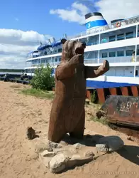 Страшный медведь у пристани Свирьстрой