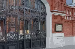 Кованые ворота исторического музея в Павлово