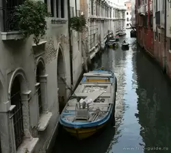 Перевозка строительных матералов на лодках в Венеции