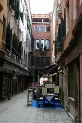 Улочка в Венеции около моста Риальто