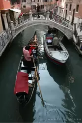 Гондолы и катера в Венеции
