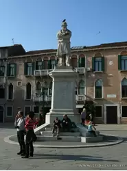 Памятник Nikolo Tommaseo на площади Santo Stefano