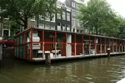 Лодка-приют для кошек (Stichting De Poezenboot)