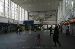 Станция метро «Амстел» украшена мозаикой в духе столовых советских институтов