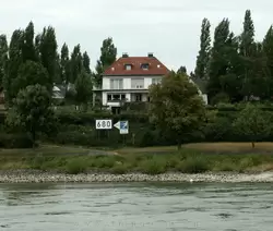 Дома на берегу Рейна в Порце